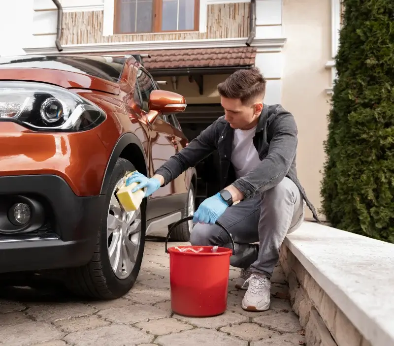 Lavage auto à domicile Mouret : professionnel intervenant sur un véhicule